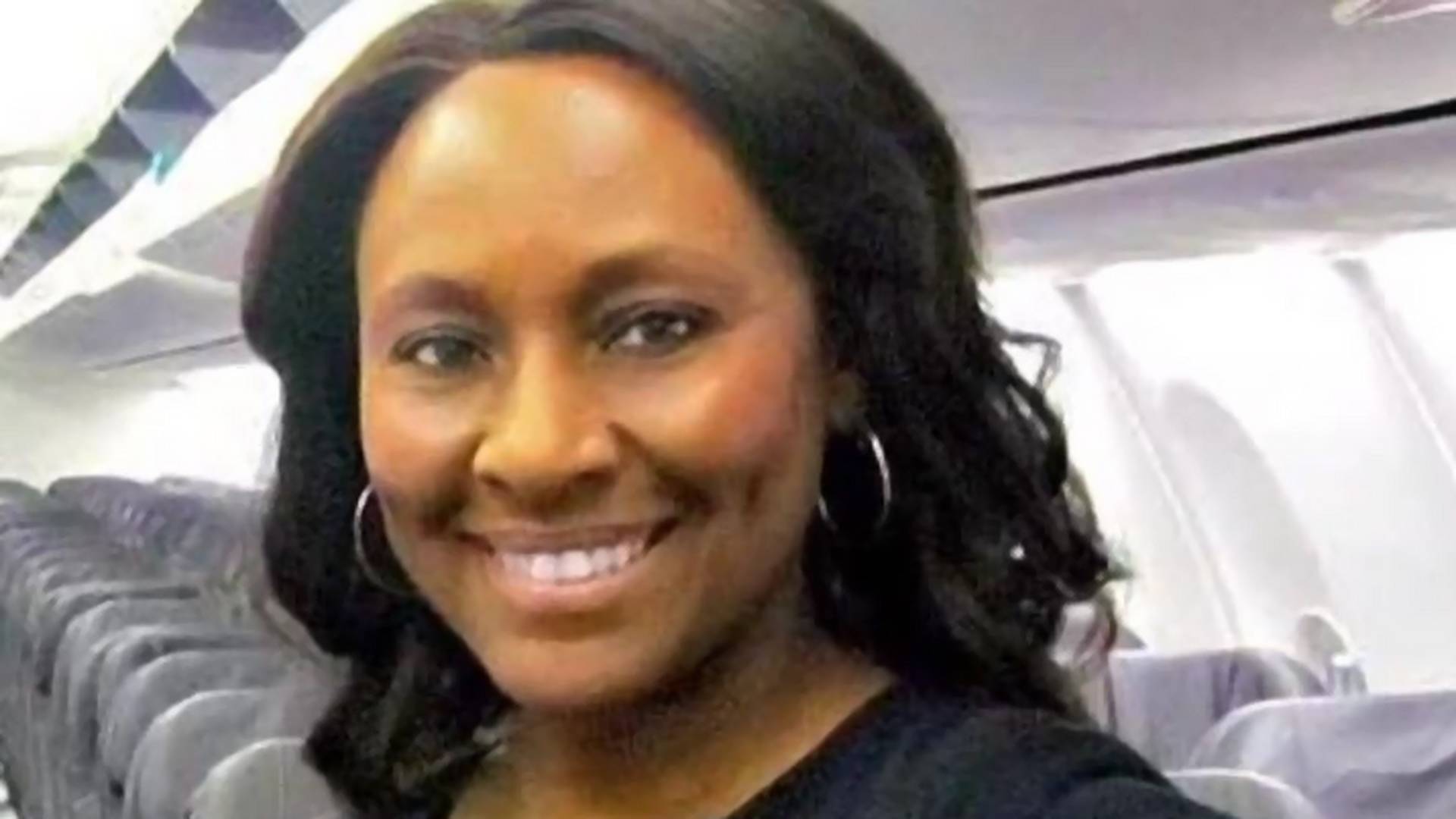 Stjuardesa spasla devojku od trgovine ljudima zahvaljujući tajnoj poruci