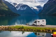 Kamper gwarantuje dotarcie do dzikich zakątków przyrody. Na zdjęciu norweski fiord