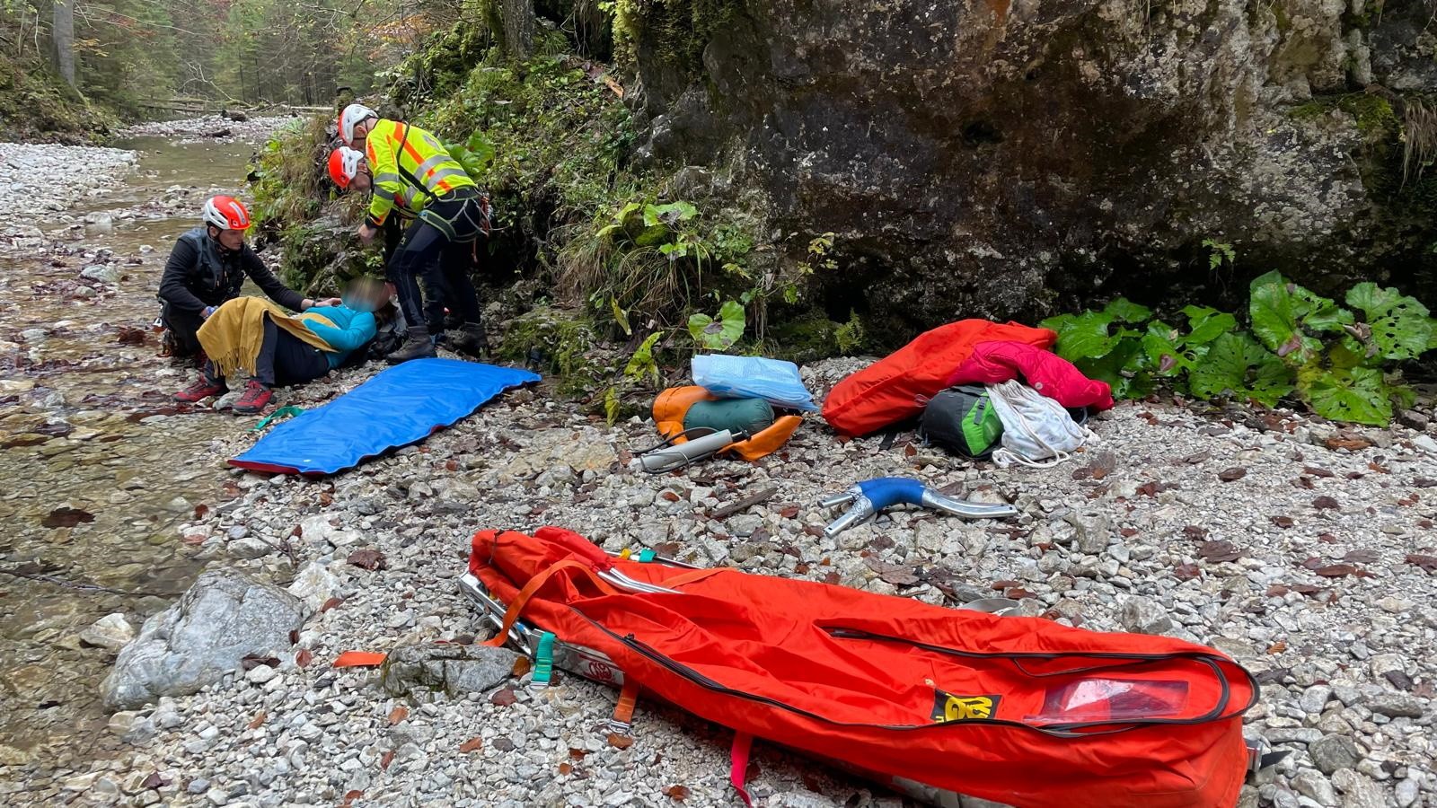Horskí záchranári pomáhali žene (54), ktorá si v rokline Veľký Sokol v Slovenskom raji pádom z výšky spôsobila poranenie hlavy a úraz chrbtice.