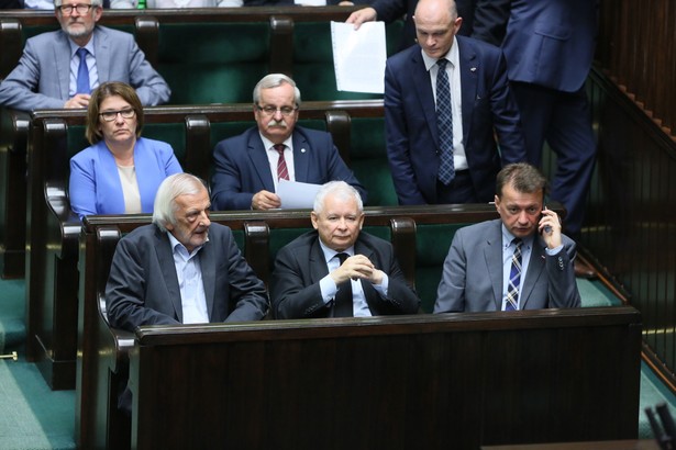 PiS rośnie w siłę, PO traci poparcie. NAJNOWSZY SONDAŻ