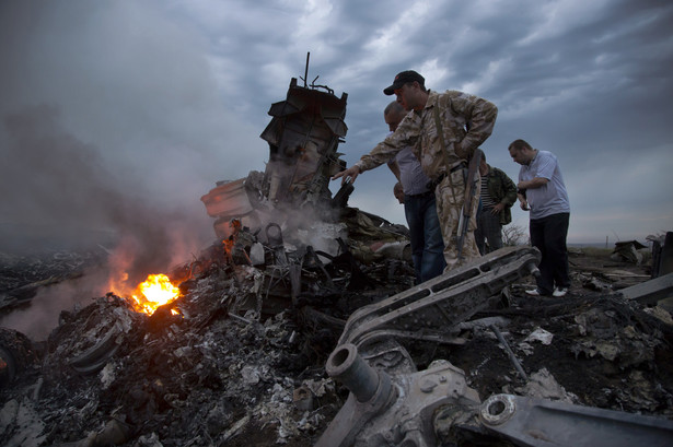 Eksperci opuścili miejsce katastrofy boeinga 777. Trwa ostrzał