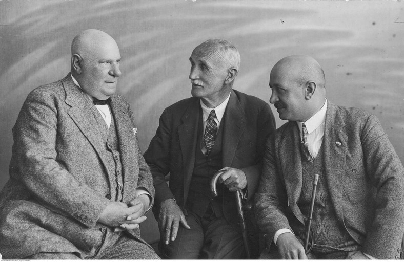 Artyści polscy. Siedzą od lewej: aktor Mieczysław Frenkiel, malarz Julian Fałat i poeta Kornel Makuszyński