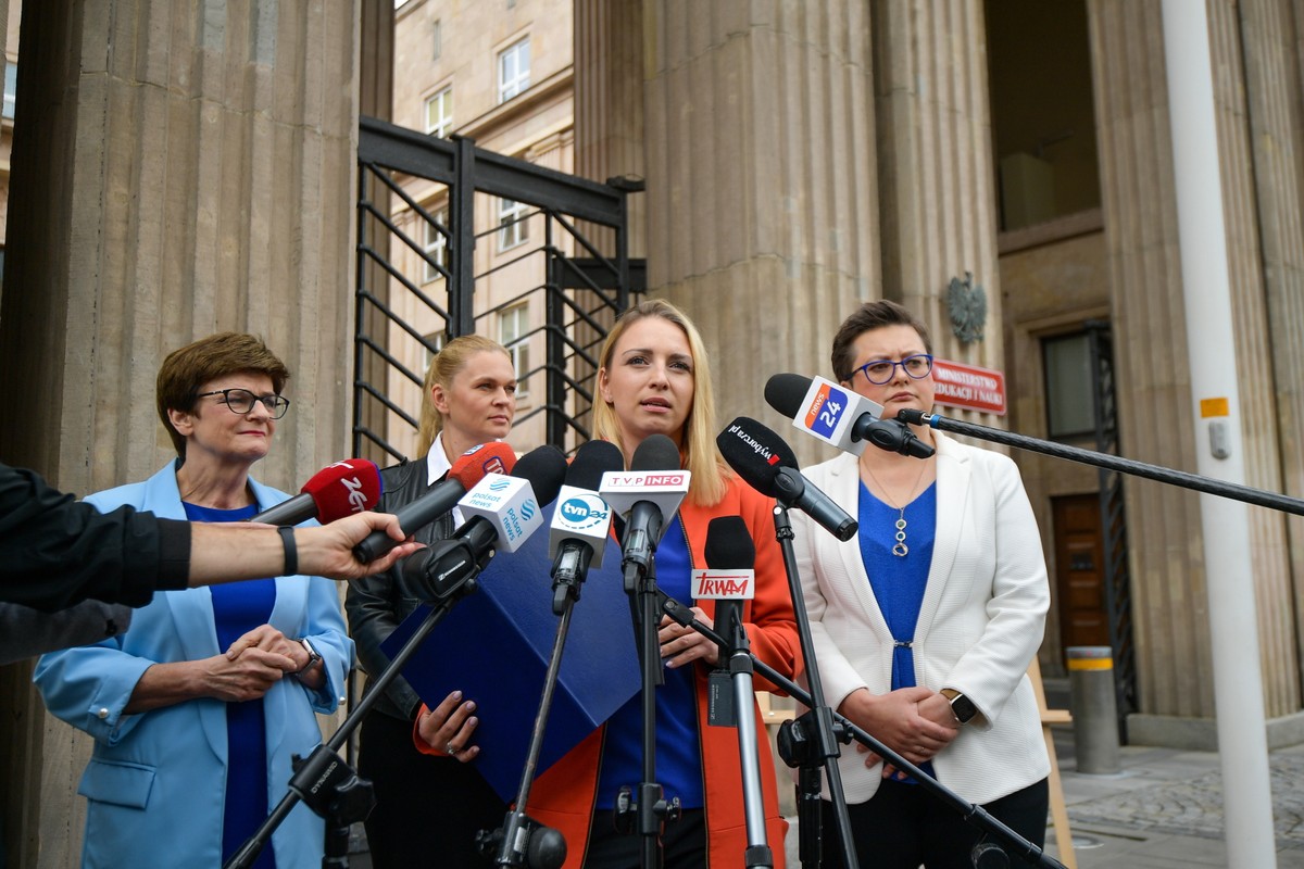 Warszawa, 12.07.2022. Posłanki Koalicji Obywatelskiej: Katarzyna Lubnauer (P), Krystyna Szumilas (L), Barbara Nowacka (2L) i Kinga Gajewska (2P) podczas konferencji prasowej nt. "Szokujące ustalenia z kontroli podręcznika do HiT", 12 bm. przed Ministerstwem Edukacji i Nauki w Warszawie. (mr) PAP/Marcin Obara