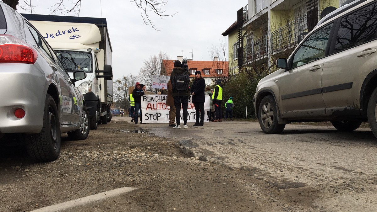 Wrocław: mieszkańcy na znak protestu zablokowali przejazd przez Blacharską