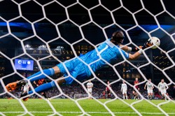 Grabara skapitulował trzy razy i pożegnał się z Ligą Mistrzów [WIDEO]