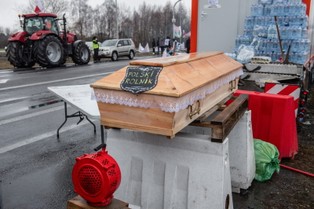 Incydent podczas protestu rolników. Obywatel Izraela zerwał polską flagę