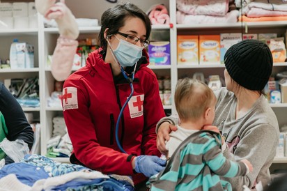 Meleg tea, szendvics, tolmácsolás: a Vöröskereszt az ország több pontján segíti a menekülteket