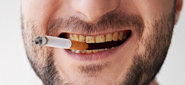Palacze częściej tracą zęby - podają naukowcy