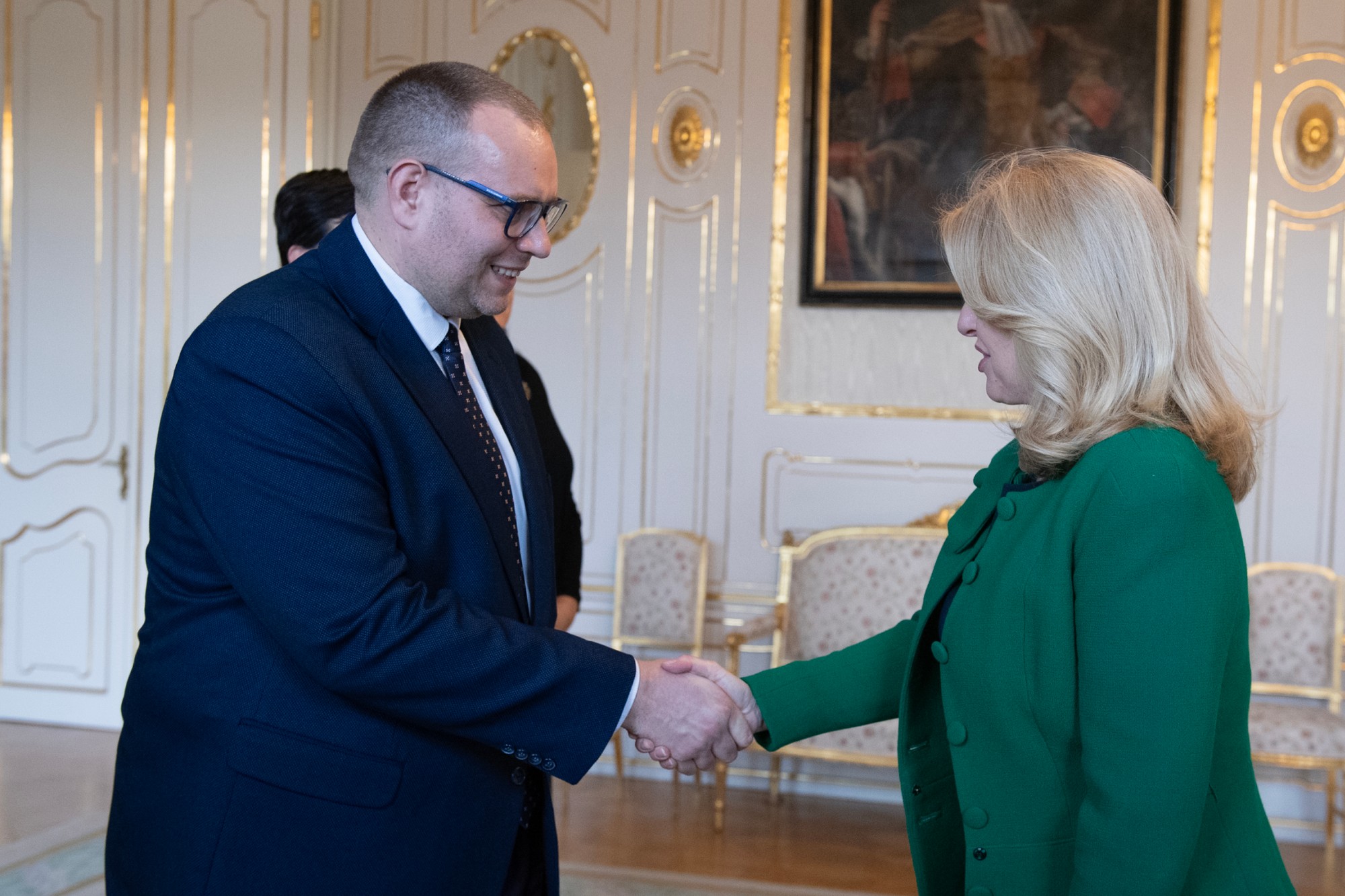 Zuzana Čaputová počas prijatia verejného ochrancu práv Róberta Dobrovodského (vľavo) v Prezidentskom paláci 13. februára 2024 v Bratislave.