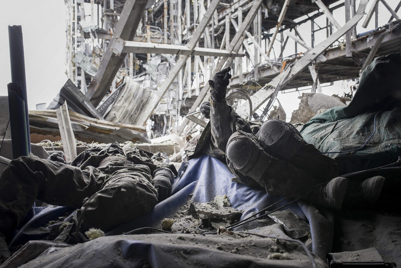 Wśród ruin, w jakie obrócił się nowoczesny port lotniczy, wciąż leżą ciała zabitych ukraińskich "cyborgów"...