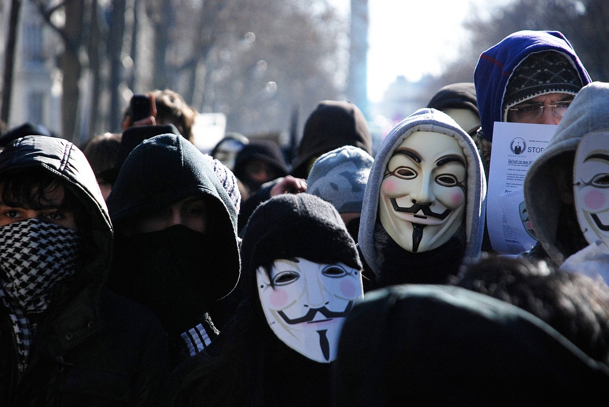 Mimo fali protestów w całym kraju i serii ataków hakerów z grupy Anonymous na strony rządowe, Polska zdecydowała sie na podpisanie umowy ACTA.