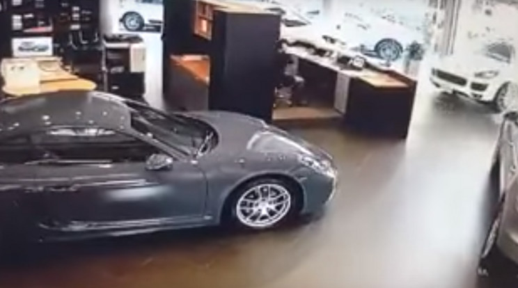 Behajtott a Porsche üvegfalán az elégedetlen ügyfél / Fotó: YouTube