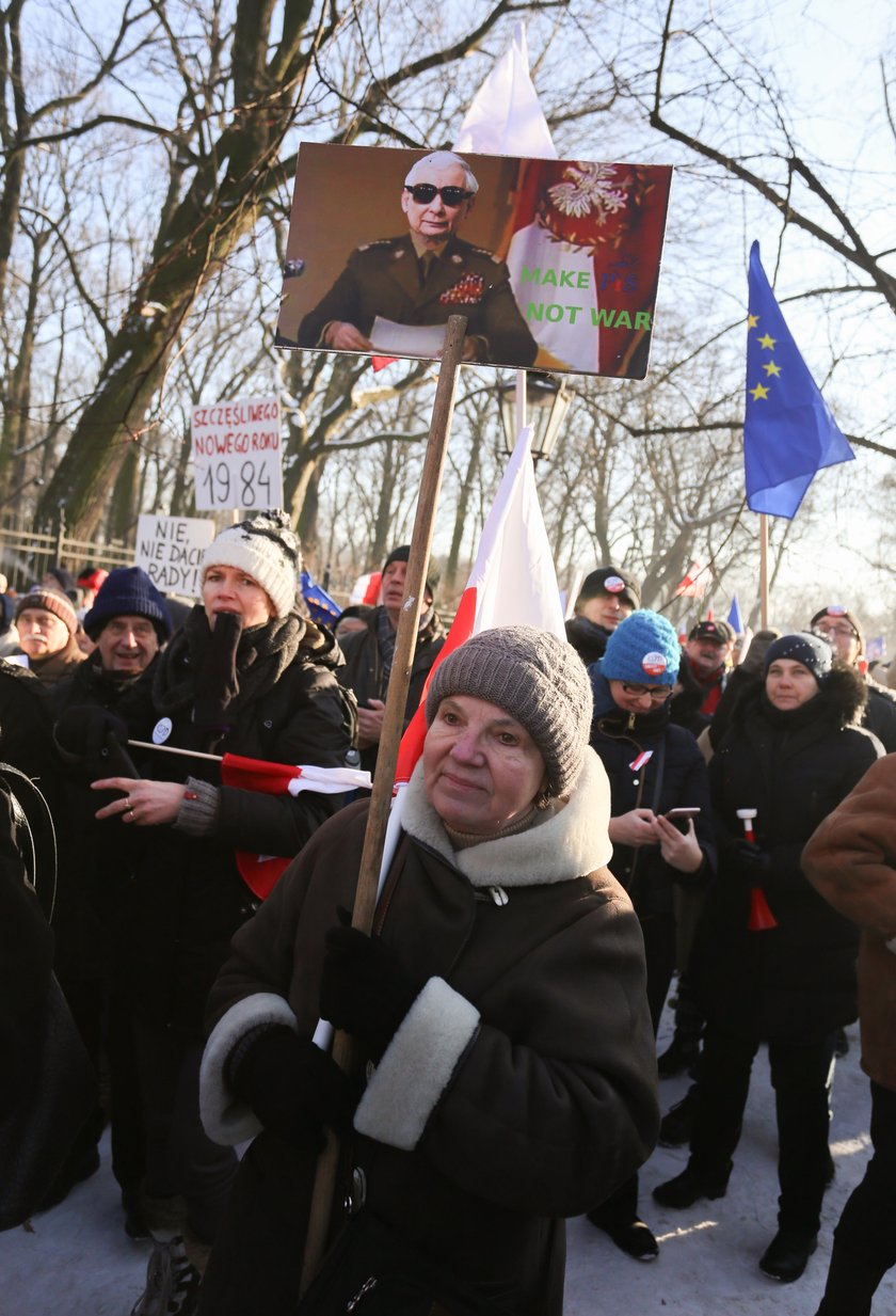 Hasła na transparentach KOD