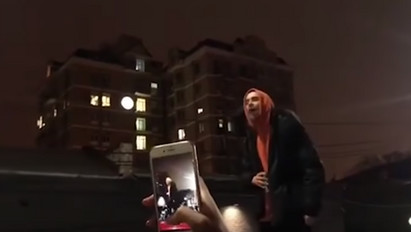Botrány: őrizetbe vették a rappert, mert egy autó tetején adott koncertet – videó