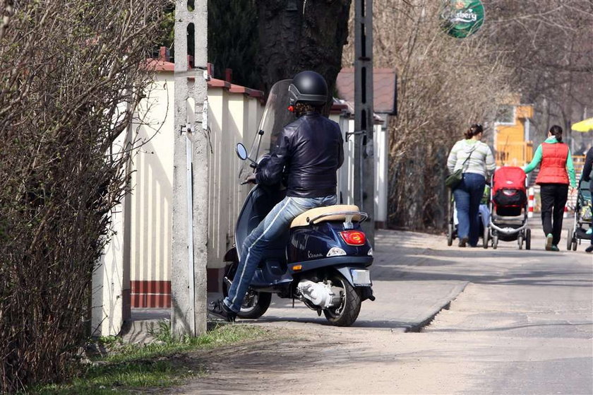 Celebryta na skuterze. Poznajesz go?