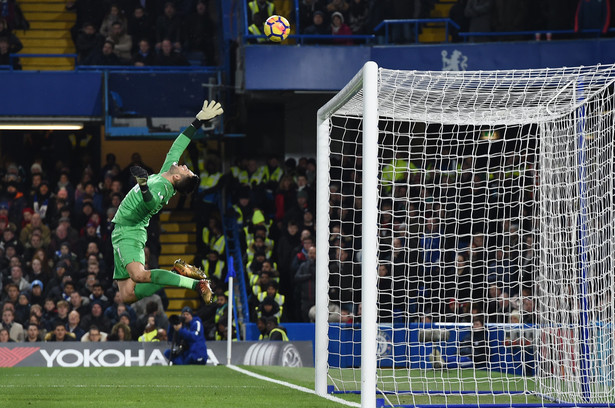 Liga angielska: Fabiański puścił gola w meczu z Chelsea. Rooney trafił do bramki z własnej połowy [WIDEO]