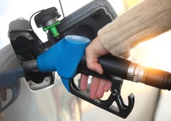 Tańsze paliwo dla seniorów. Wielu z nich nie wie, że przysługuje im zniżka