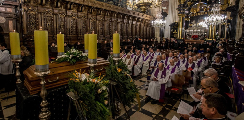 Pogrzeb biskupa Tadeusza Pieronka. Wierni modlili się na Wawelu