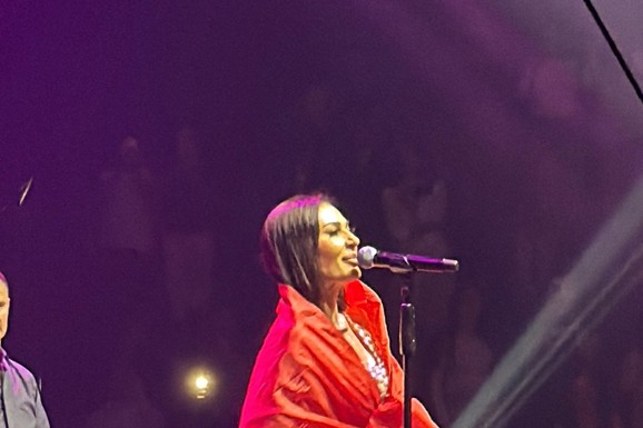 CECA SE OGRNULA SRPSKOM ZASTAVOM NA KONCERTU U LOZNICI Folk diva njiše kukovima na sceni i peva, atmosfera dovedena do usijanja (Video)