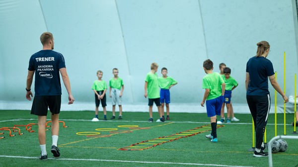 Półkolonia piłkarsko-sportowa to jedna z opcji do wyboru w ofercie Spartana. 