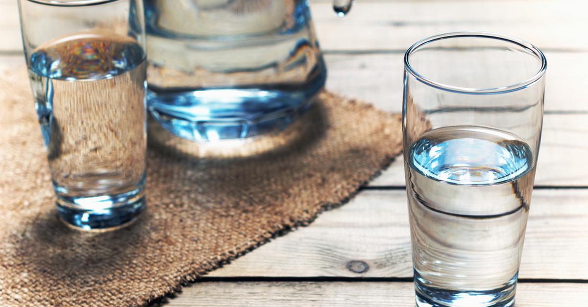 Jak wybrać najlepszą wodę? Woda źródlana, mineralna i kranówka