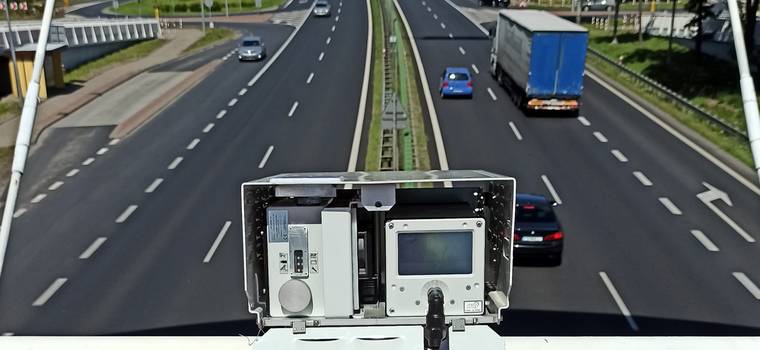Testy nowego fotoradaru - mierzy prędkość, odstępy między autami i przekraczanie ciągłej linii... Naraz!