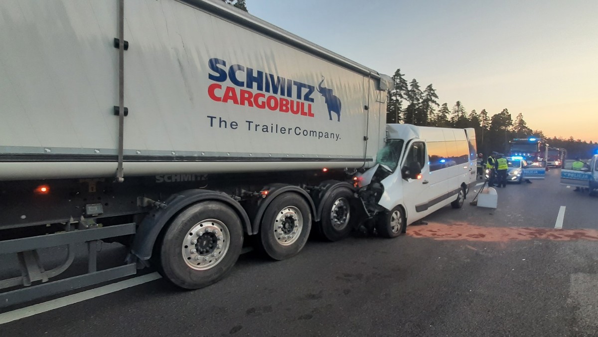 Świętokrzyskie. Bus uderzył w tira na S7. Cztery osoby trafiły do szpitala