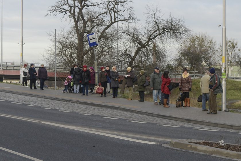 Pasażerowie na przystanku