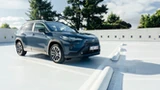 Nowa Toyota znika w ciemno. Ma silnik 2.0 i spala 4,9 l na 100 km. Cena hitem