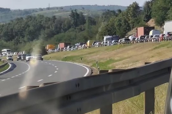 (FOTO) KILOMETARSKE KOLONE KOD BEOGRADA, TOTALNI HAOS! Na ovom delu puta vozači ne mogu ni makac: Evo šta je uzrok gužve