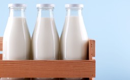 Mleko tanieje i będzie tanieć dalej. To cios dla polskich rolników