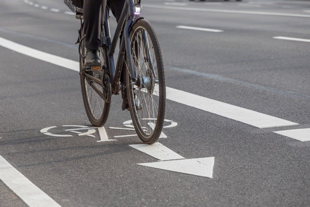 Jazda rowerem po chodniku. Kiedy to dozwolone, a kiedy grozi mandat?
