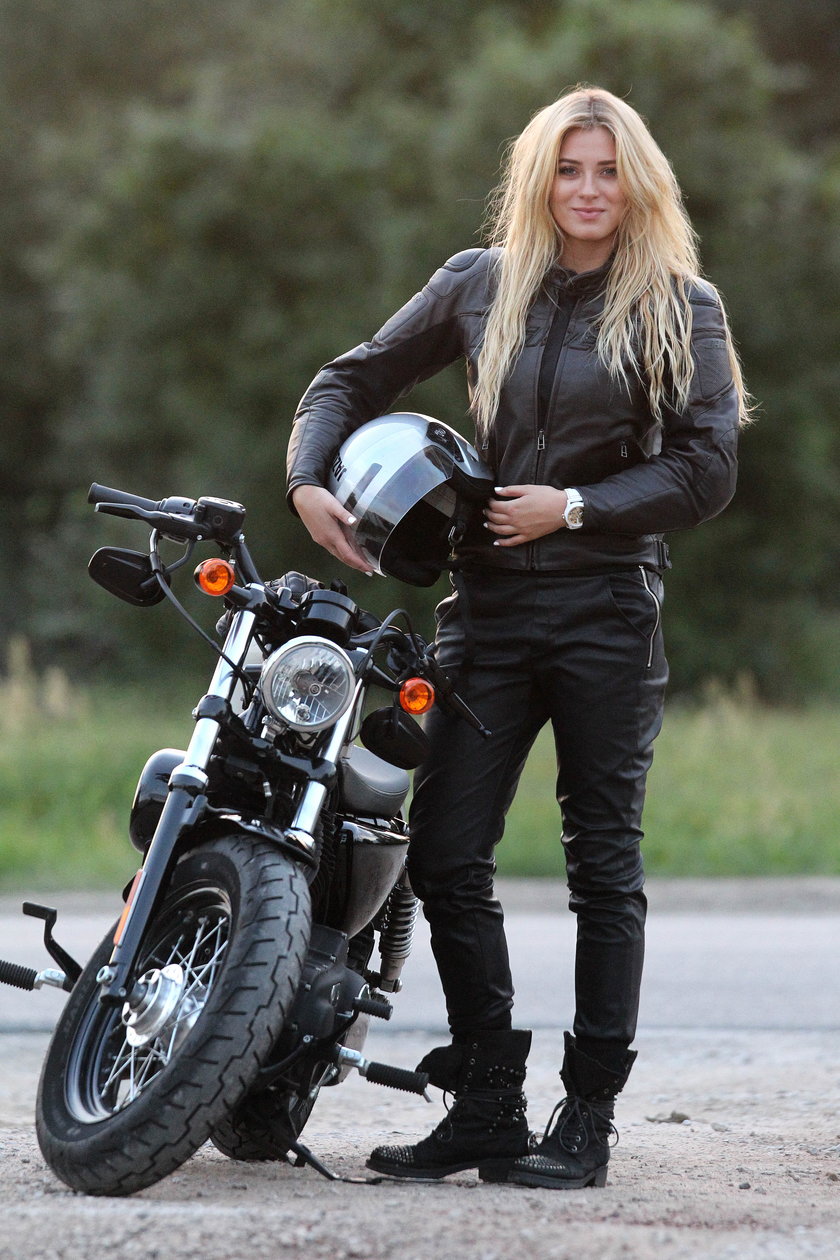 Marcelina Zawadzka na motocyklu
