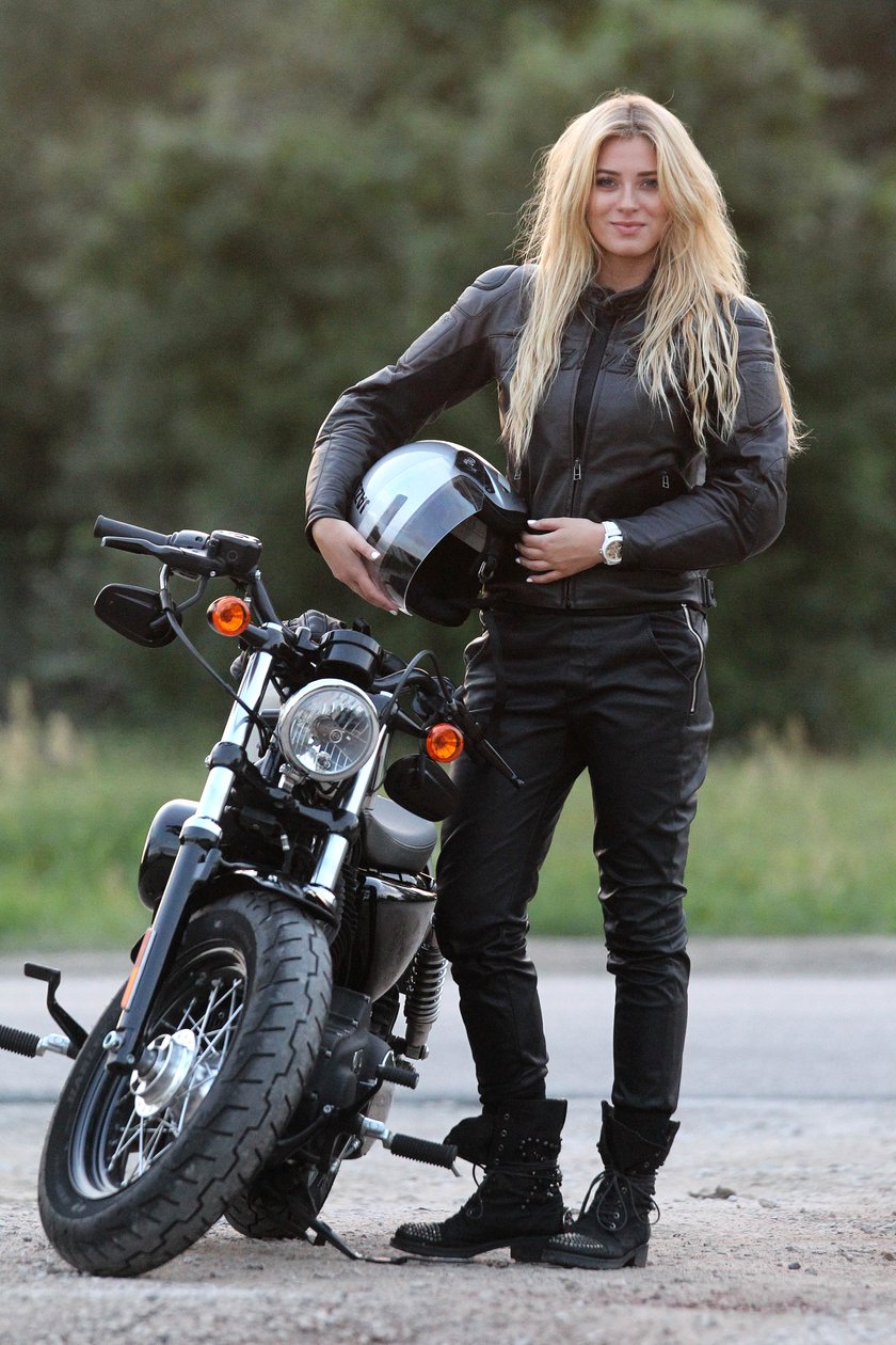 Marcelina Zawadzka na motocyklu