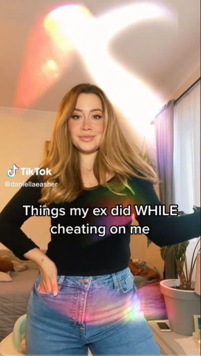 Daniella Asher v jej videách na TikToku.