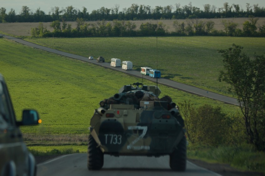 Autobusi sa predatim borcima iz čeličane "Azovstalj" u Marijupolju na putu za Olionivku