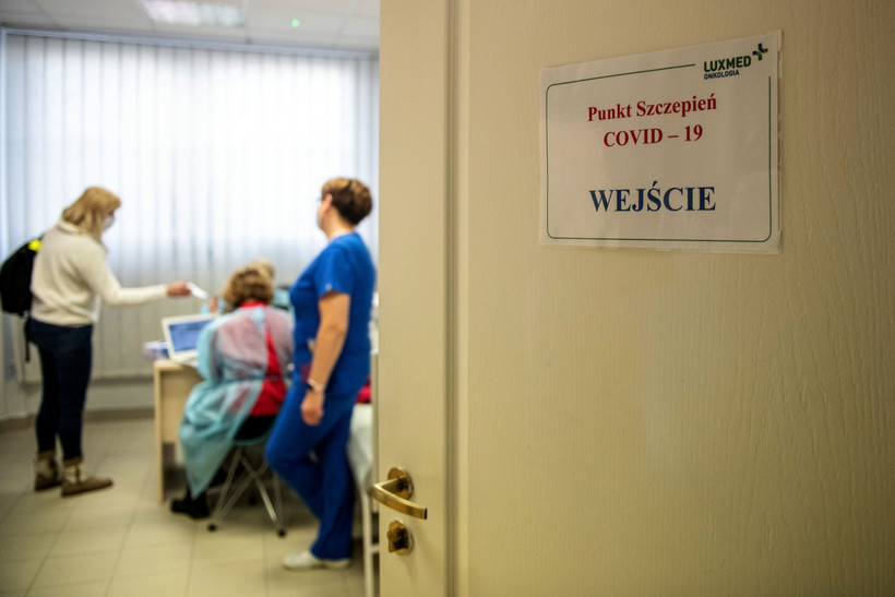 Premier Mateusz Morawiecki poinformował w poniedziałek, że w Zamościu doszło do podpalenia stacji sanitarno-epidemiologicznej oraz punktu szczepień. Nazwał to "bandyckim aktem"