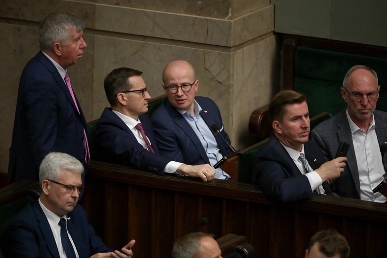 Mateusz Morawiecki oraz Bartłomiej Wróblewski w sejmowych ławach