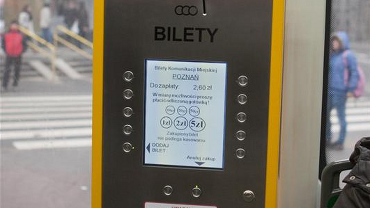 Pasażerowie w Poznaniu mają powody do zadowolenia. Zarząd Transportu Miejskiego nareszcie wysłuchał próśb poznaniaków i przeprogramowuje biletomaty w pojazdach, tak aby sprzedawane w nich bilety nie były skasowane. Teraz automaty sprzedają tylko skasowane bilety, co nie podoba się pasażerom.