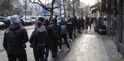 Gigantyczna kolejka do kantoru. Uchodźcy próbują wymieniać hrywny. Zobacz ZDJĘCIA!