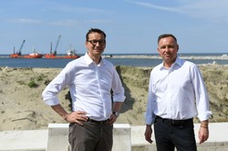 Spada poparcie dla Dudy i Morawieckiego. SONDAŻ