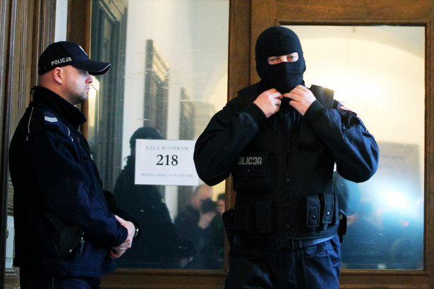 Policjant wychodzący z sali, gdzie odbywała się rozprawa Mariusza Trynkiewicza