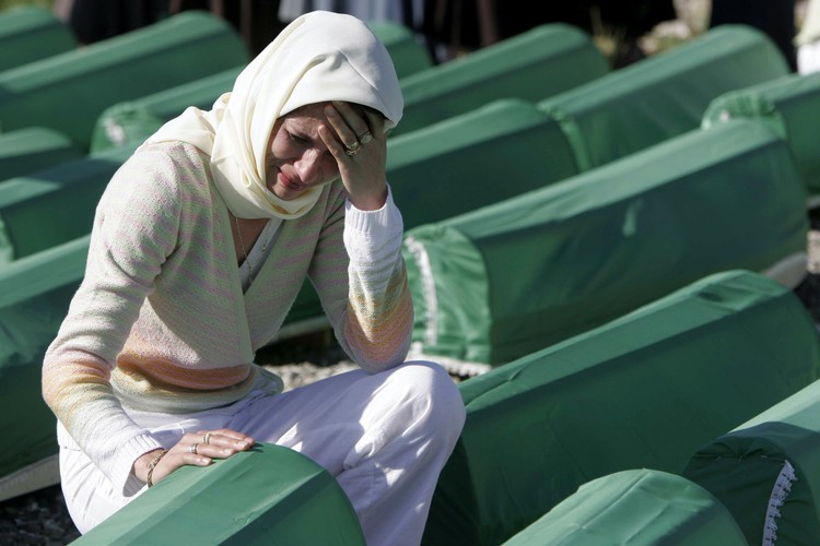 Pogrzeb ofiar masakry z wioski niedaleko miasta Prijedor, 20 lipca 2006 roku