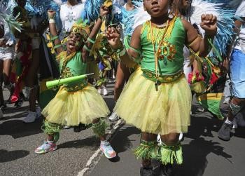 Notting Hill Carnival, vychádzajúci z tradícií afro-karibskej kultúry, je najväčším pouličným karnevalom v Európe.