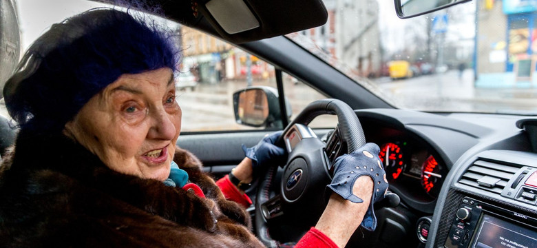 81-letnia kobieta mistrzynią kierownicy i... ciętej riposty. Tak zgasiła młokosa na drodze. Zobacz zdjęcia