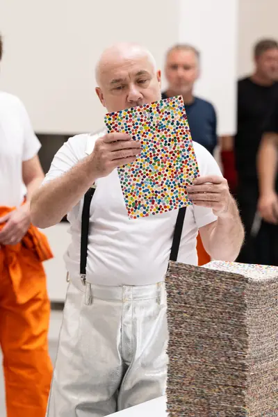 Damien Hirst pali swoje obrazy