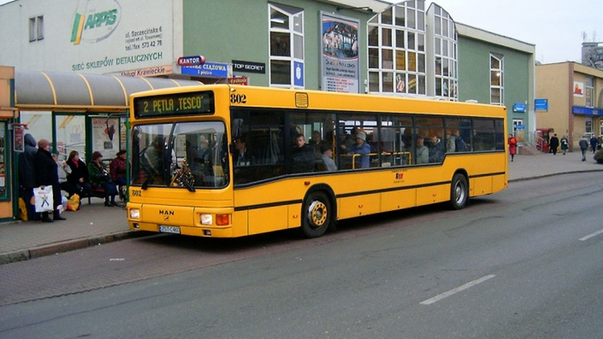 Zamknięte ulice, zmiana organizacji ruchu, darmowe przejazdy autobusami - Stargard przygotowuje się do 1 listopada. We Wszystkich świętych komunikacja miejska w kierunku cmentarza będzie bezpłatna. Magistrat zachęca do pozostawienia samochodów na parkingach.