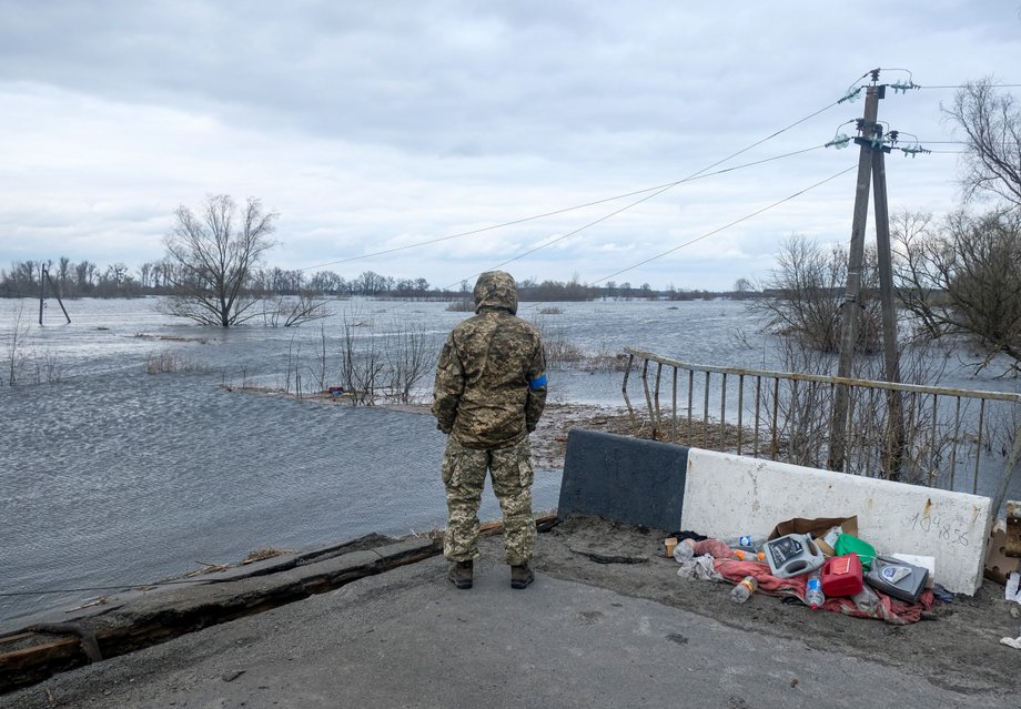 Demidów, ukraiński żołnierz stoi przy zawalonym moście, 6 kwietnia 2022 r. 