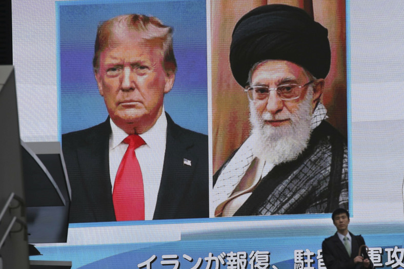 Ekran pokazujący byłego prezydenta USA Donalda Trumpa i irańskiego Najwyższego Przywódcę Ali Chameneiego, Tokio, 8 stycznia 2020 r