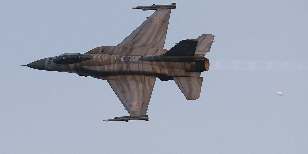 Myśliwiec F-16 w polskich barwach (zdjęcie ilustracyjne).